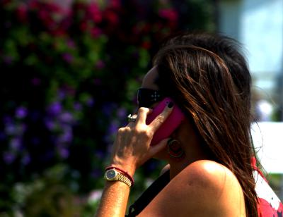 Почему молодежь постоянно общается по мобильному телефону?
