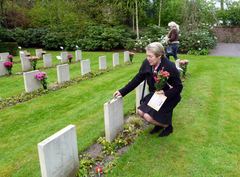 Елена чтит память солдат от имени русской школы при Посольстве РФ в Нидерландах